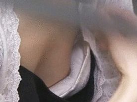 休憩室のスキマから胸チラ　Bカップ浮きブラ乳首