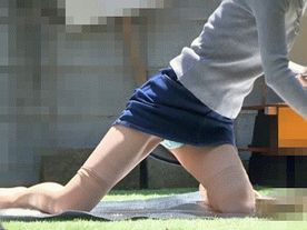 うっかり*　豪快にスケ気味なパンティを見せてしまう