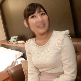 《素人》パッチリおめめの目元ウルウル癒し系美**がカメラ目線でフェラチオ⇒パイズリご奉仕❤