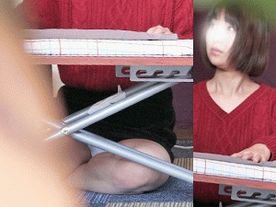 これもお仕事の一環？就業中のパンチラで男を癒してくれるアルバイトさん