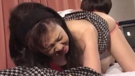 身内を寝とる家庭内セックス　家*の目を盗み実*・叔*・義*・義*を寝とる近*相姦4時間 2/2
