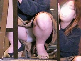 うっかり大股開きでパンティ晒すOLさん　同僚たちにシコられる