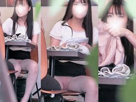 バレたのに・・・ミニスカ営業さん、もはや手段を選ばない　見せつけパンティ