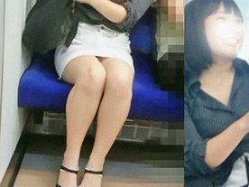 油断しかない。**大生うっかりパンチラ　電車対面