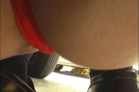 Tバック逆さ撮り　お尻の穴見えちゃってます！！