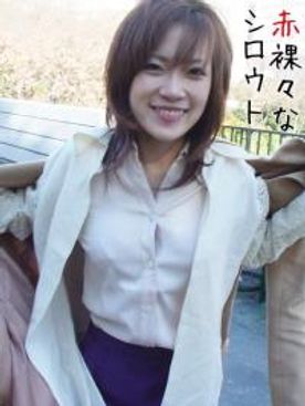 一个美丽的妻子的超级美丽丰满的身体被吸收并飞起来