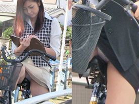 自転車でパンチラ見えてる美脚OL　ふたりセット！
