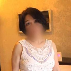 【熟女】清楚でおしとやかな美熟女奥さん（52）熟女ボディを愛撫すると、超敏感でやらしい声で喘ぎながら感じまくりです。 FC2-PPV-4420943