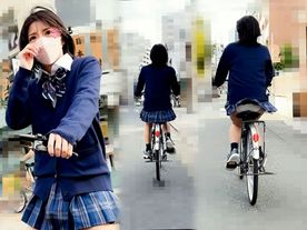 【神パンチラ降臨】本年度１のネ申パンテラ!!追い越し車線から失礼します。【自転車パンチラ】