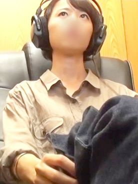 【**】細身で綺麗な若妻さん♥大股開きでクリトリスを弄って絶頂！