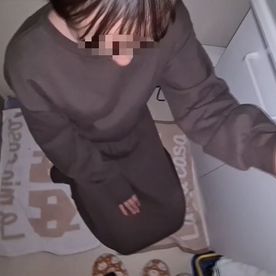 【個人撮影・前半】利息の支払いに遅れた人妻宅に押し入り他人棒を咥えさせフェラチオをさせてみました。気持ちよくて射精