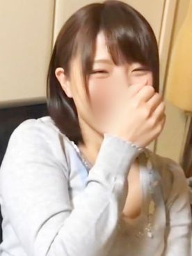 【素人】無邪気な笑顔が可愛らしい美**(18歳)♥ チンポの匂いを嗅いで興奮しています！