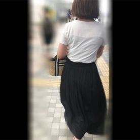【ハメ撮り・個人撮影】わかいことのハメ撮り動画です。かなり可愛い子ですが初対面の人間にはなかなか気をゆるしてくれないのかな？必死に喘ぎ声を隠す様と中出しされた反応がと