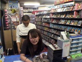 地域密着型で会員数も多くとても賑わっていた個人営業のレンタルビデオ店は、なぜ潰れたのか？ AV在庫多めの店のレジ係の女性店員はヤレる！！って本当なのか？ 監視カメラが見て