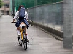 【ハプニング大賞】鞄に引っ掛かり、尻もパンツも丸見えに【自転車パンチラ】