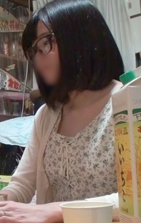 【個人撮影】色白で普段はおとなしい眼鏡をかけた奥様を寝取りました。 チンポをしゃぶると唾液を大量分泌させて完全に理性を失っています。