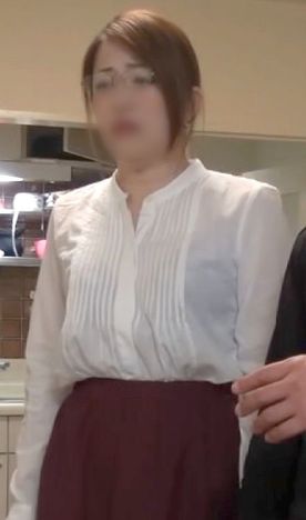【個人撮影】眼鏡をかけた真面目な人妻さんが不倫SEXで変態な姿をさらけ出す！ SEXの時は本気モードなのか眼鏡を外して綺麗な顔からメス顔に。