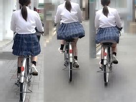 [Bicycle panchira] Pure white panties for uniform girls. Excited by the appearance of running in the downtown area [chase]