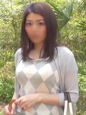 【素人】清純で可愛い人妻さんとアブノーマルプレイで不倫。 目隠しや拘●された状態での電マ責めで体をガクガク震わせて涎まで垂らしてます。
