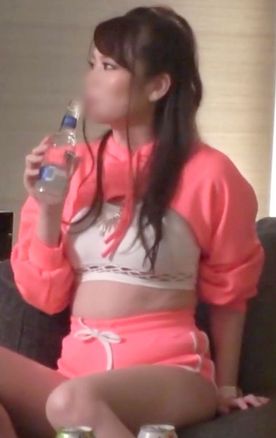 【個人撮影】化粧が濃いザ・ギャル2人とホテルで乱交♥ 色白でもかなり痴女っ気が強くて巨根をジュポフェラしてきました！