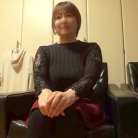 【素人】顔や体の各パーツが丸々してて愛嬌のある人妻(45歳) 興奮スイッチが入ると痴女っ気溢れる表情へと変わり、長い舌を出しながらのフェラやパイズリで挿入の催促。 FC2-PPV-4601725