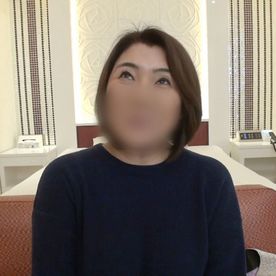 【人妻／熟女】51歳茶髪ショートヘアのぽっちゃり奥さま。むっちり巨乳おっぱいプルンっと揺らして淫れる中出しセックス。 FC2-PPV-4610194