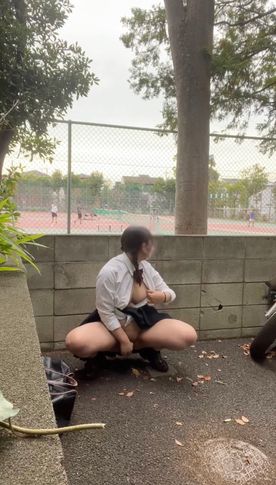 【18歳Gカップえりか】自撮りです☆彡 大**の男のグループがテニスしている横でおっぱい出してディルドオナニーしました！！すぐ後ろで大**たちの声が聞こえるし凄く興奮しちゃいました、、、