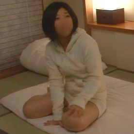 【**】細身の熟妻さんが出張マッサージで興奮状態に。 理性を保てなくなると無我夢中でフェラして止まりません。