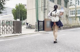 何故こうなった！スカートがパンツの中にINして桃尻丸出しで外を歩く**