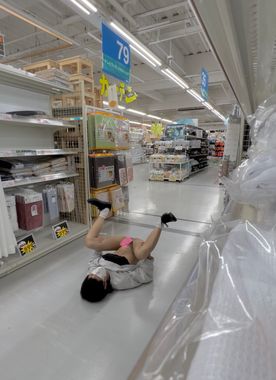 【女装露出】メイン通路にむかって目隠しチャレンジ！売り場でスカートとパンツ脱いだりも･･･