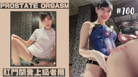 ペニバンを挿入しながら真っ赤な蝋燭を垂らす