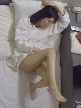 【**】綺麗な容姿をしたOLさんが宿泊先のホテルでオナニー。 だらしなく脚を広げながらクリトリスを弄って、腰を跳ねさせながら絶頂！