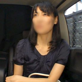 【個撮】素人奥様を車内撮影しました。 乳首を弄ると、表情を変えませんがビンビン勃起。 FC2-PPV-4396407
