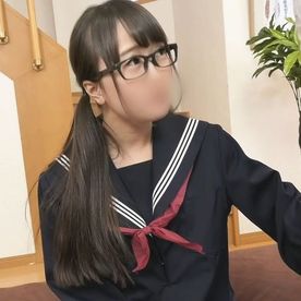 【コスプレ】大人しいメガネっ子がセーラー服姿でおじさんチンポを受け入れる。 FC2-PPV-4403422