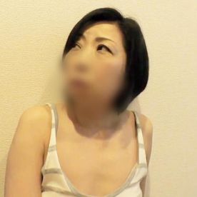 【熟女】ショートヘアーの美脚スレンダー熟女（57）◆喉奥深くデカチンを咥え込みジュボフェラでザーメン抜き！