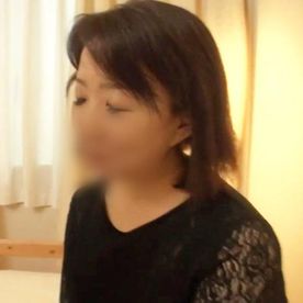 【中出し】下着に収まりきらない濃いぃマン毛を持つぽっちゃり熟女◆激しく喘ぎながらイキ果てるパフォーマンスを披露！どっぷり中出し！ FC2-PPV-4031173