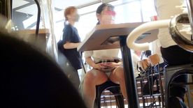 机下の純白パンチラ。彼氏の横で無防備な下半身。フードコート観察【高画質/望遠】