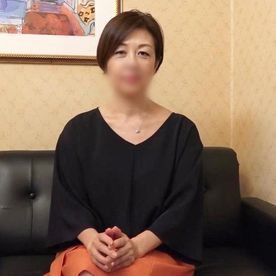 【熟女】高身長のショートカットがよく似合う還暦美熟女◆トロンとした目のいやらしいメスの顔に変貌！他人棒で連続イキ！