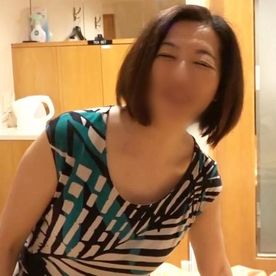 《中出し》上品でセクシーな佇まいに目を奪われる53歳・ショートヘアー熟女◆お淑やかで上品な五十路熟女が久しぶりのセックスに酔いしれて悩ましいほどにイキ狂う！膣内射精！ FC2-PPV-4102988