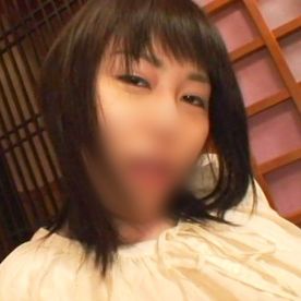 【素人】上品さがある三十路人妻さんと不倫SEXしました！ しかも大胆にも飲食店で喘ぎ声を出しスリル満点！ FC2-PPV-4070102