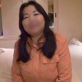 【個人撮影】デブなB級熟妻とラブホテルで不倫SEX。 電マ責めで興奮を抑えられなくなると、肉厚な剛毛おまんこは愛液まみれに。 FC2-PPV-4139337