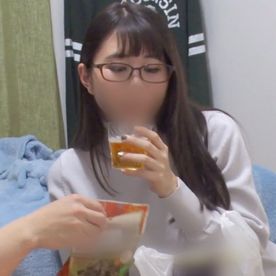 【素人】メガネかけてる女性はスケベ？お*飲んで部屋でスタイルいい美女と抱き合う汗だくエッチ FC2-PPV-4565617