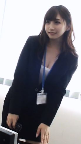 最初で最後の出演。4月入社の美人新入社員と。