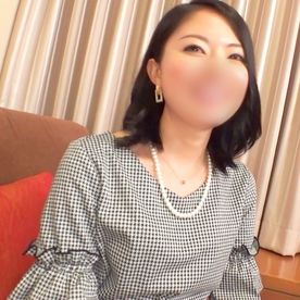 【素人】空港勤務の清楚系人妻ひとみさん。 引くほどのドMで、イラマチオで喉イキ→一日中濡れっぱなしのおまんこに中出し射精。 FC2-PPV-4235259