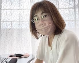 【素人個人撮影】清楚な人妻熟女が真っ昼間からお仕事中にビデオ通話で言われるがままに誘導され淫れ。。。：レアなメガネ姿を披露してます【オナニー動画：30分】 FC2-PPV-4385344