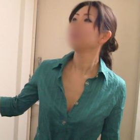 【個撮】高身長美熟女が玄関先で突然フェラしてきました。 熟練の舌技で亀頭を舐め回され、どっぷり大量口内射精。 FC2-PPV-4479682