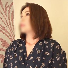 【熟女】ハーフ系、美熟女。45歳。トモカさん。美肌に包まれた完熟むっちりボディを激しく震わせセツナ顔で何度も何度もイキまくり。真昼のハメ撮りセックス。 FC2-PPV-4485469