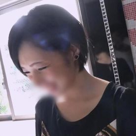 【熟女】色気たっぷり45歳・ショートヘアー熟女◆マ○コをいじられたら即どエロスイッチ全開の性感度抜群BODY！生チ○ポで痙攣イキ連発！ FC2-PPV-4470128