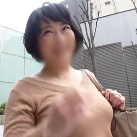 【熟女】ショートヘアーの清潔感ある53歳熟女◆Fカップ巨乳でパイズリご奉仕！生チ○ポでアヘ顔晒して激しくイキまくりのぽっちゃり熟女！ FC2-PPV-4515343