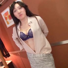 【不倫】高身長、美乳でお綺麗なアラフィフ熟妻さん。 立派なおばさんでも性欲旺盛。 汗ばむほど連続で中イキさせて歓喜の膣痙攣。 FC2-PPV-4634117